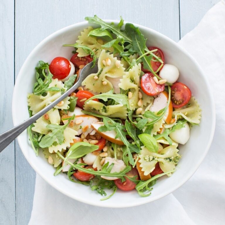 Pastasalade met pesto en kip