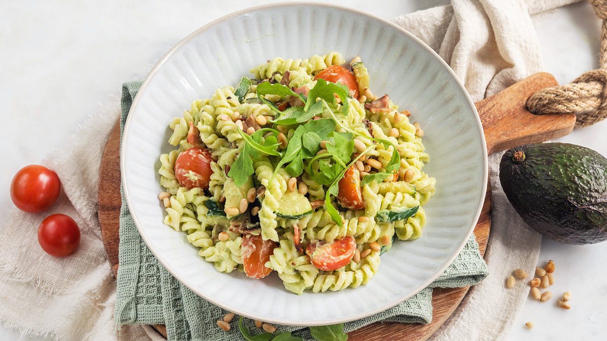 Diep bord gevuld met avocado pasta