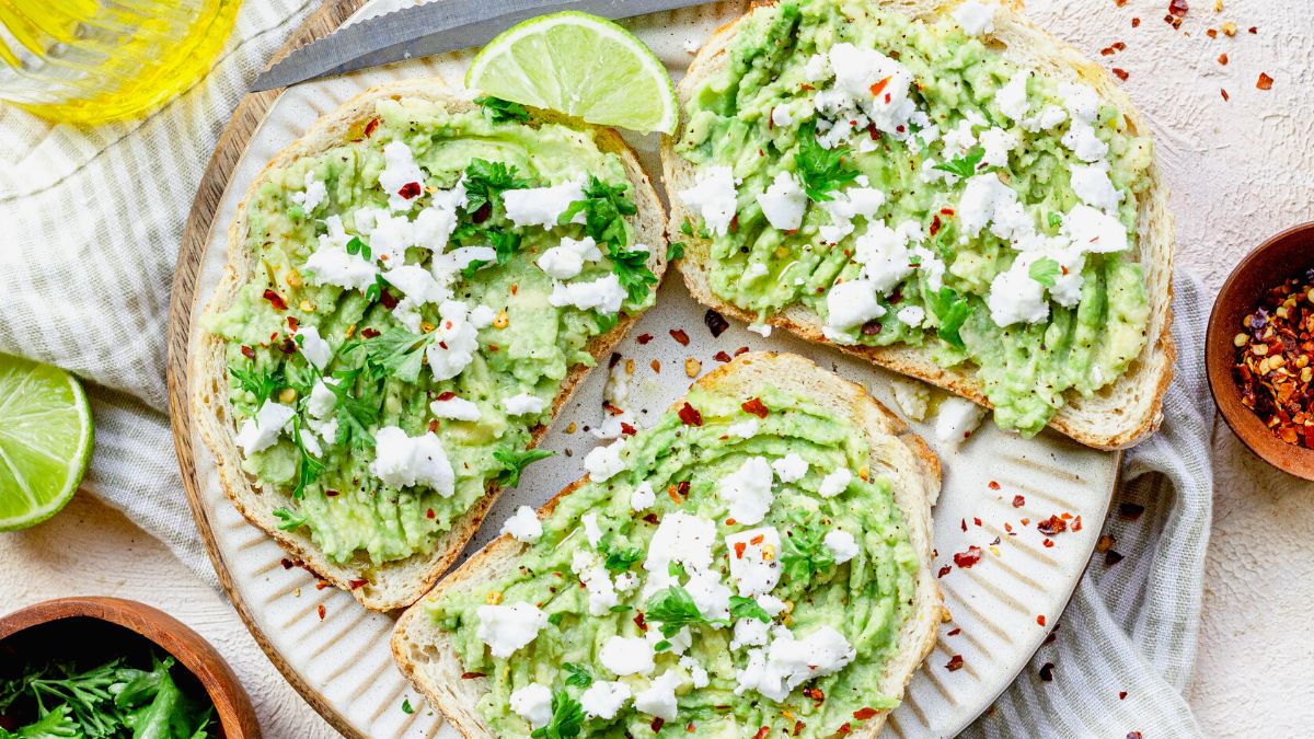 Broodje met Avocado toast met feta