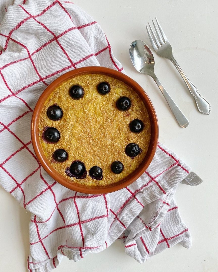 Baked oats met banaan en blauwe bessen