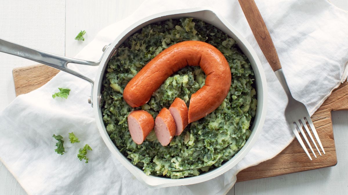 Pannetje gevuld met boerenkool met worst