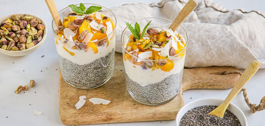 2 bekertjes gevuld met Chiapudding met mango