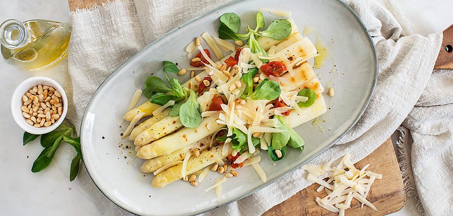 Schaal met Gegrilde asperges met Parmezaanse kaas