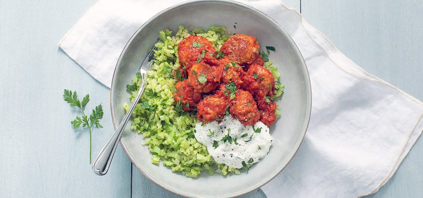 Kipballetjes in tomatensaus met broccolirijst