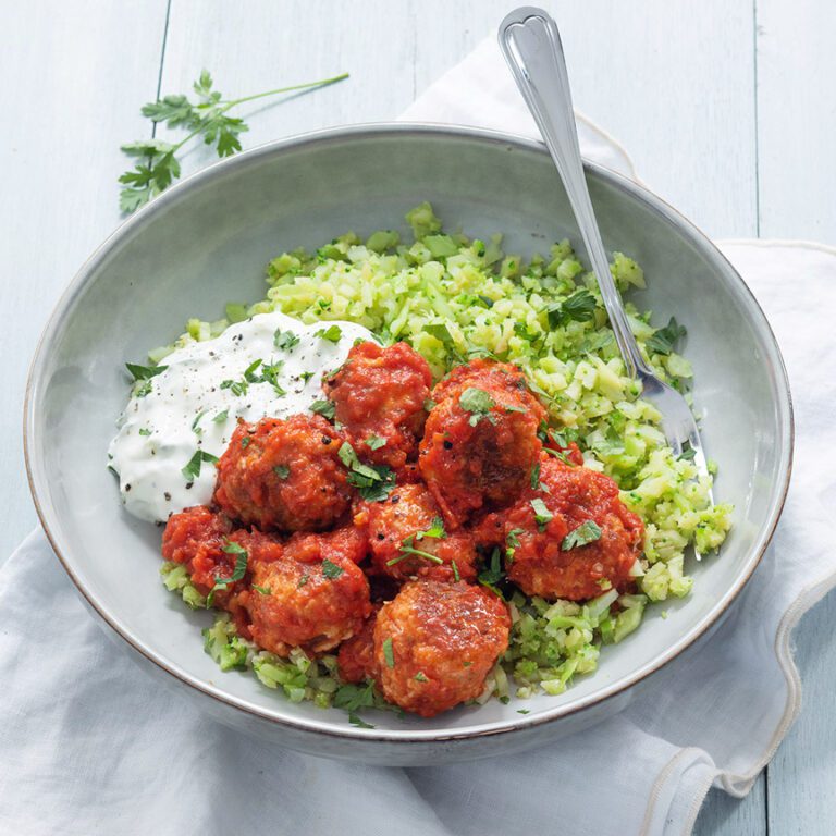 Kipballetjes in tomatensaus met broccolirijst