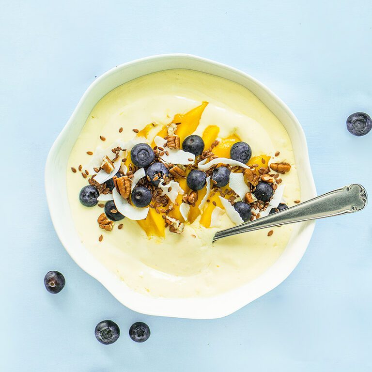 Mango smoothie bowl met kokos