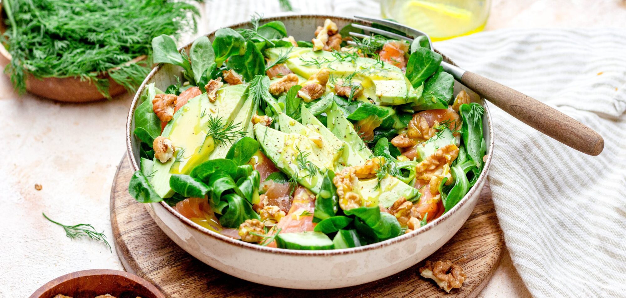 Bord gevuld met Salade met gerookte zalm en avocado