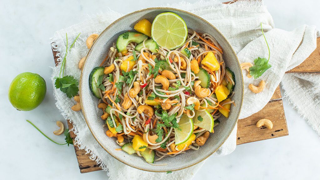 Thaise noedelsalade met mango