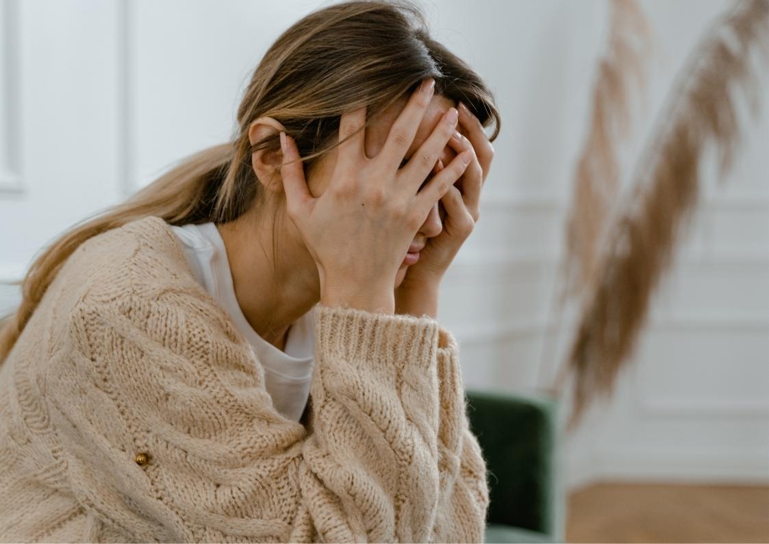 Vermoeide vrouw met handen in het haar