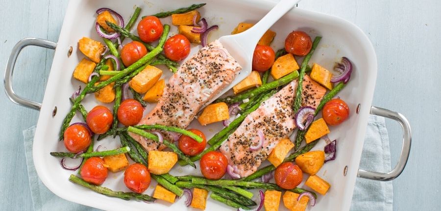 Ovenschaal met zalm met zoete aardappel