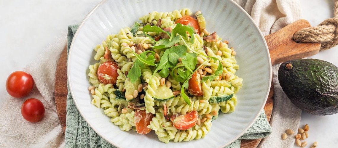 Diep bord gevuld met avocado pasta