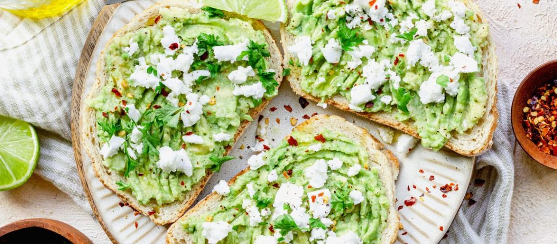 Broodje met Avocado toast met feta