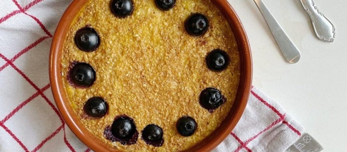 Baked oats met banaan en blauwe bessen