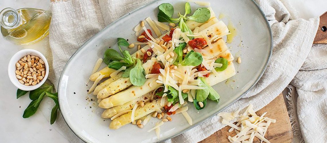 Schaal met Gegrilde asperges met Parmezaanse kaas