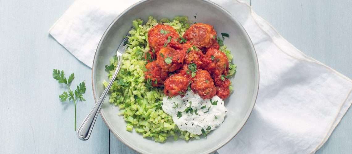 Kipballetjes in tomatensaus met broccolirijst