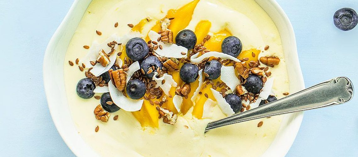 Mango smoothie bowl met kokos en griekse yoghurt