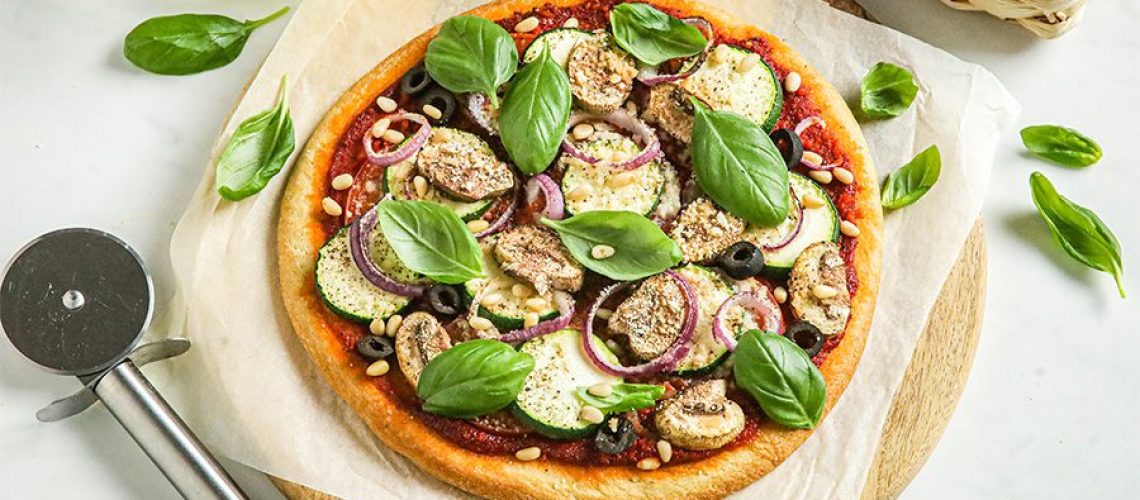 Vegan pizza met veel groenten