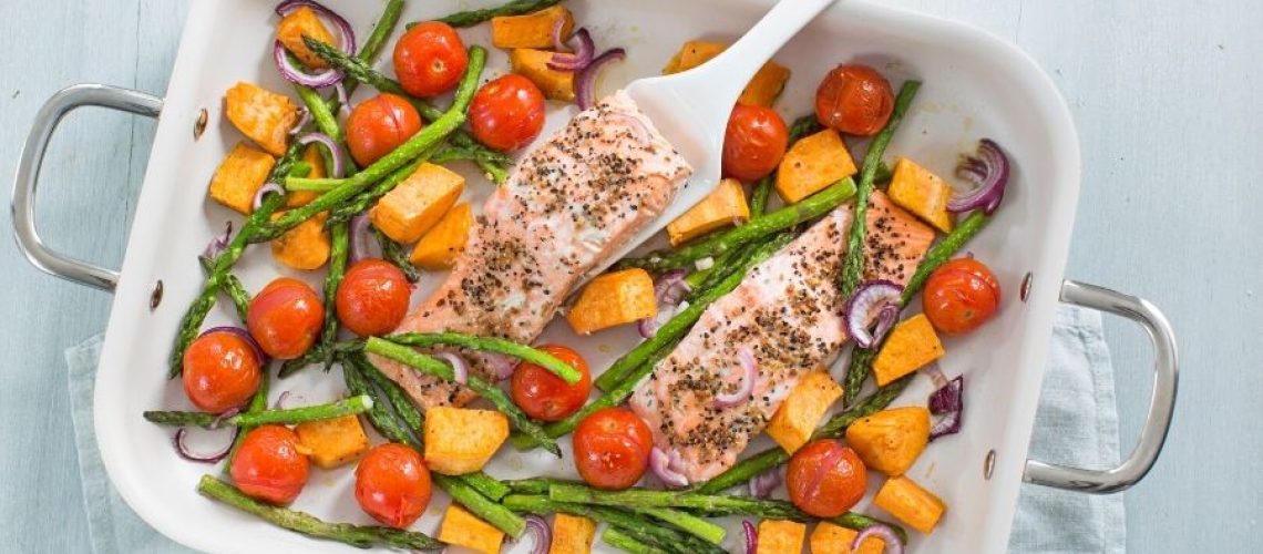 Ovenschaal met zalm met zoete aardappel