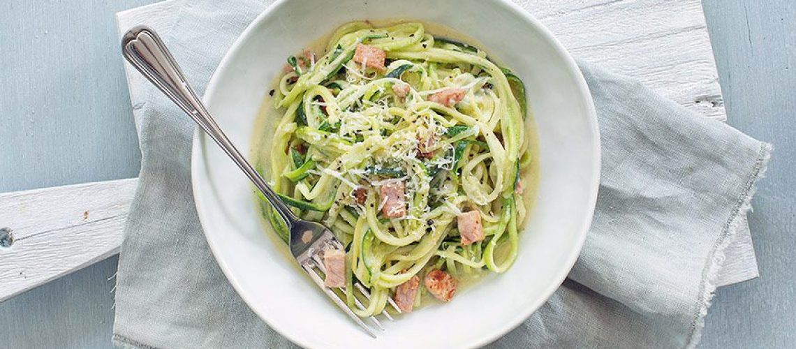 Bord met gezonde spaghetti carbonara