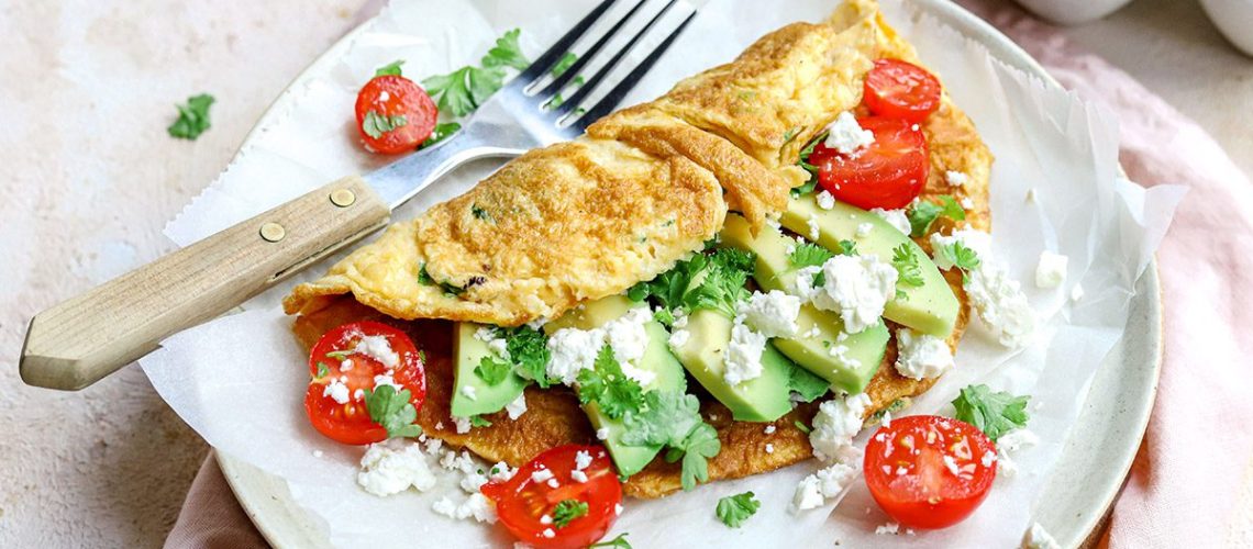 Omelet met groenten waaronder avocado