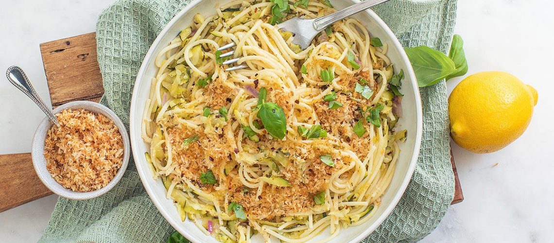 Bord met Pasta met courgette en citroen