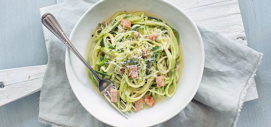 Bord met gezonde spaghetti carbonara