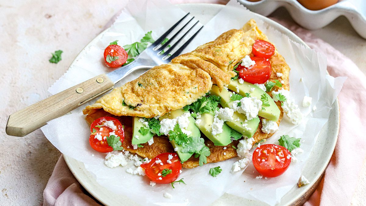 Omelet met groenten waaronder avocado