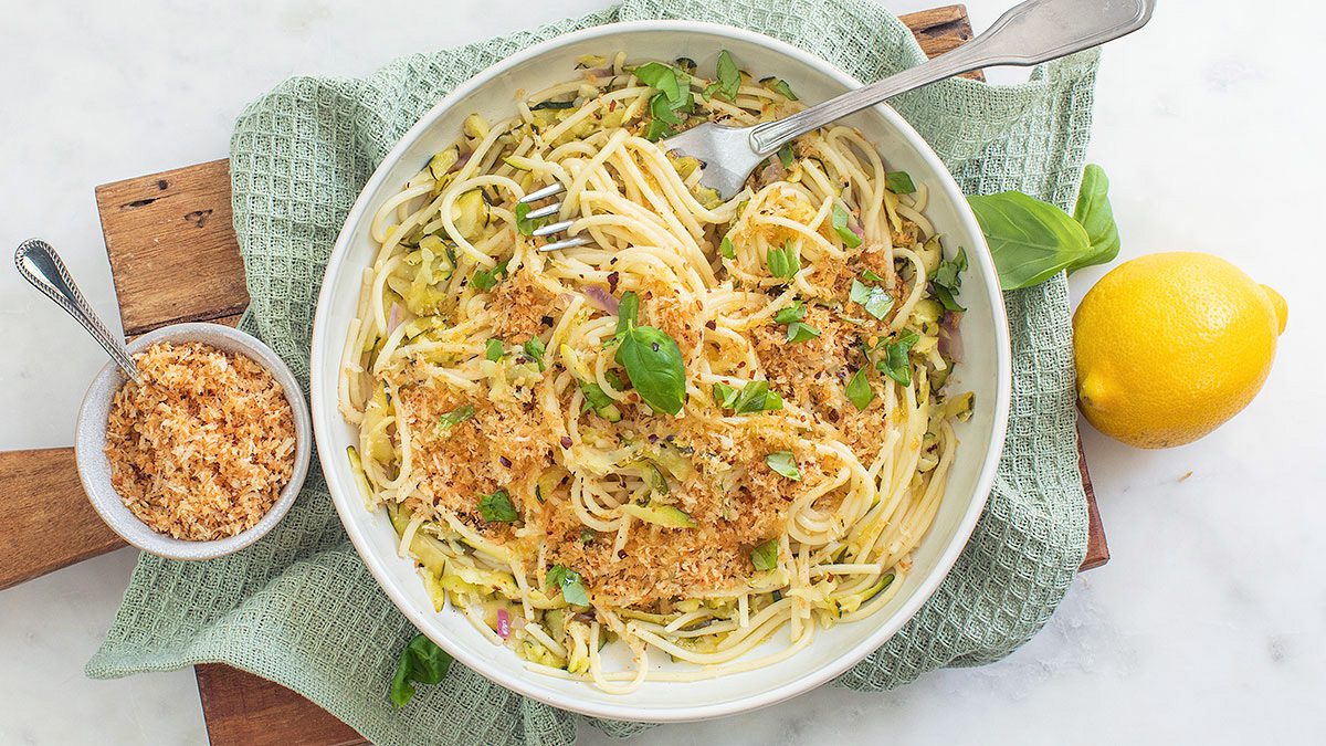 Bord met Pasta met courgette en citroen